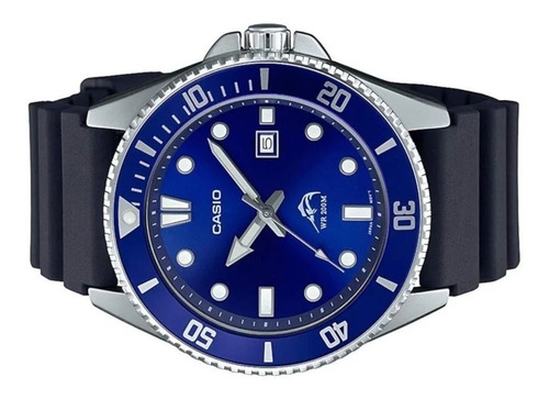 Imagen 2 de 3 de Reloj pulsera Casio Classic MDV-106 de cuerpo color plateado, analógica, para hombre, fondo azul, con correa de resina color negro, agujas color plateado y gris, dial blanco y plateado, minutero/segundero gris y blanco, bisel color azul y blanco y hebilla simple