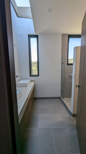Hermosa Casa En Altozano, 4 Recámaras, 4 Baños Completos, Cto Servicio Con Baño