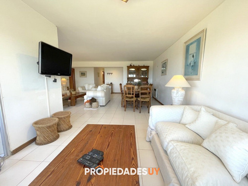 Excelente Precio, Dpto. En Primera Linea De Playa Brava - 3 Dorm. + Dependencia