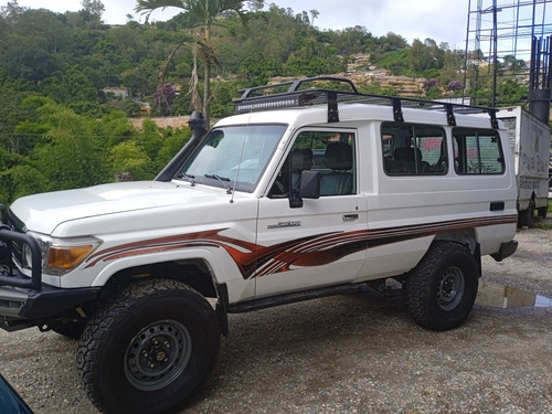 Imagen 2 de 6 de Toyota Land Cruiser Long Van
