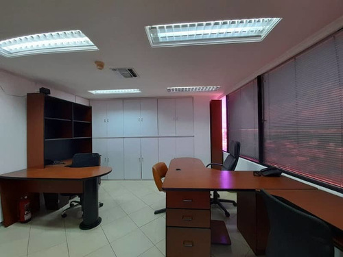 Imagen 10 de 16 de Yasmin Medina Alquila Oficina Torre Empresarial Barquisimeto