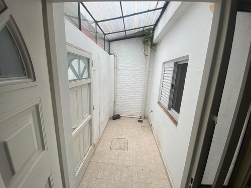 Casa De Pasillo Con Tres Dormitorios Y Terraza - Rosario, Centro