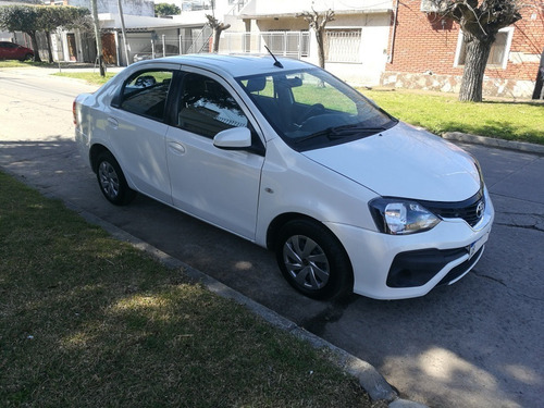 Toyota Etios 1.5 Xs 4 Puertas 2017 Excelente Permuto
