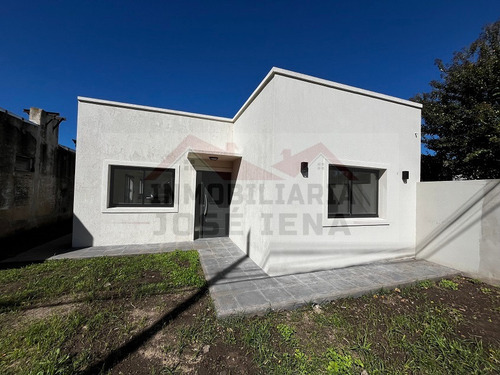 Casa 3 Dormitorios A Estrenar En Venta - Calle Escalada E/ 9 De Julio Y Alberti. Calle Asfaltada A 1 Cuadra De Avenida Italia.