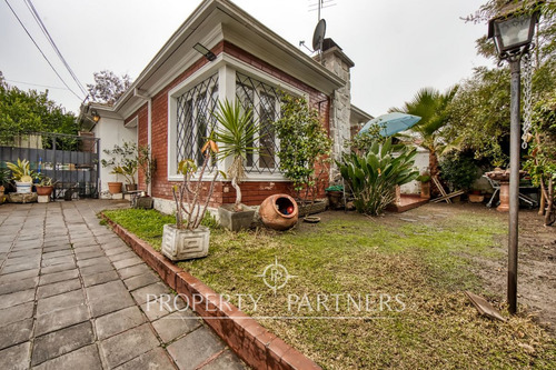 Casa En Venta En Ñuñoa. Preciosa Casa Al Lado Del ...