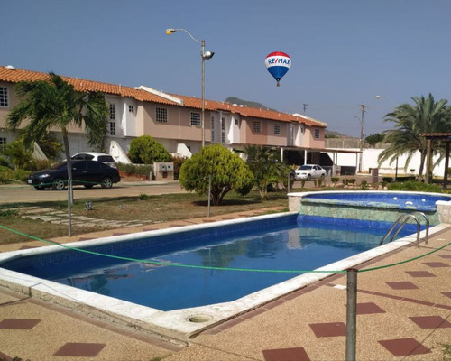 Re/max 2mil Vende Townhouse En Urb. Lomas De Margarita, San Antonio, Mun. García, Isla De Margarita, Edo. Nueva Esparta