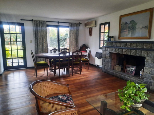Ubicado En El Exclusivo Barrio Cerrado La Arboleda De Don Torcuato. Lindisima Casa Con 4 Dormitorios. Gran Lote De 920m2. Pileta. Muy Buen Estado.