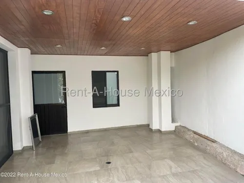 Casa Con Cuarto De Servicio, 4 Recámaras, Área De Tv. Cumbres Del Lago - Venta Rah2204