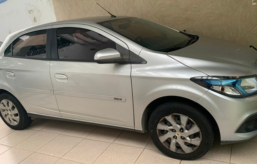 Chevrolet Onix Prata 1.4 Lt 5 Portas Manual