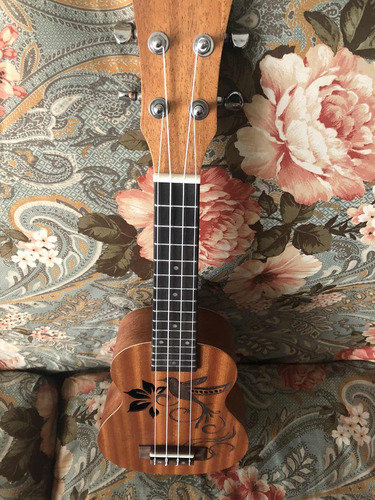Ukelele Soprano Diseño Tallado