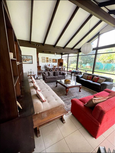 Casa En Venta De 6 Dorm. En Olmué