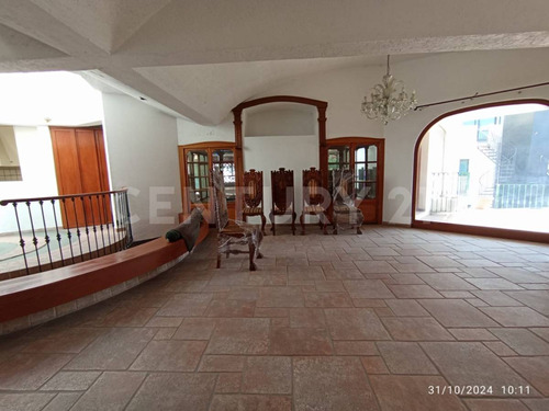 Casa Tipo Colonial Con 3 Recamaras Y Amplio Jardín