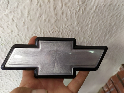 1 Emblema Chevrolet Vitara Corbatin Persiana Gris Negro Foto