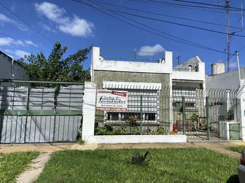 Casa Con Cochera Y Patio En Castelar Sur