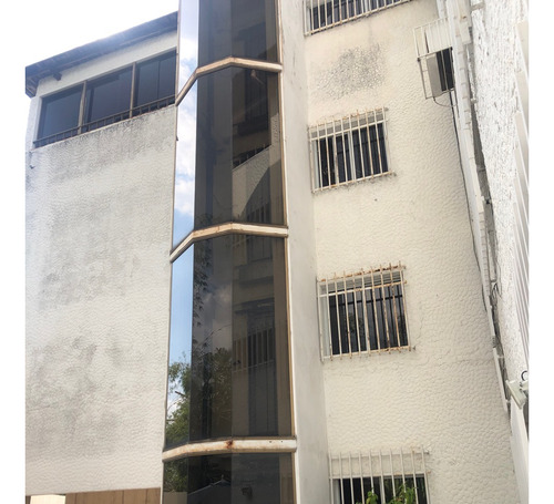 Estupendo Edificio De 3 Plantas Con 3 Apartamentos. Ideal Para Un Grupo Familiar