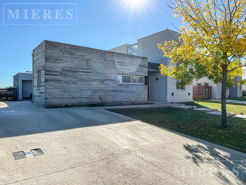 Casa En Venta En El Cantón  Barrio Puerto