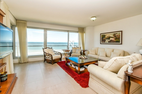 Venta De Apartamento De Dos Dormitorios En Suite Más Dependencia De Servicio En Torre Le Parc, Punta Del Este- Ref: 276