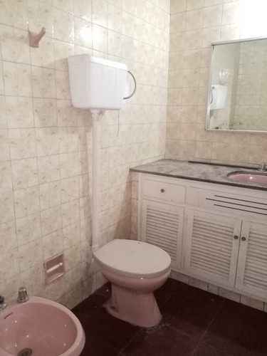 Amplia Casa De 200 M2 Con Renta
