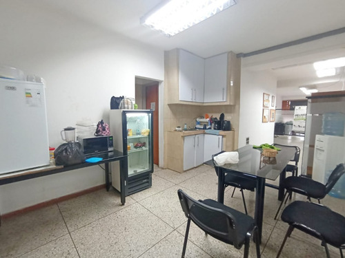 Imagen 19 de 30 de Edificio En Venta Con Local Comercias Y Apartamentos / Oficinas En Av. Libertador Barquisimeto. Cod. 23-15252 Para Mas Informacion 412-1498654 Katty Vasquez Asesor Inmobiliario Rentahouse. Negociable