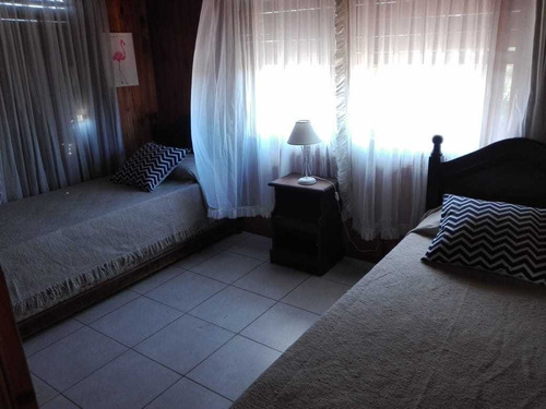 Imagen 3 de 14 de Alquilo En Pinamar Por Semana O Quincena Casa Para 8 Personas Con Pileta A Tres Cuadras Del Mar! (disponible Febrero 1era Quincena Y Marzo )