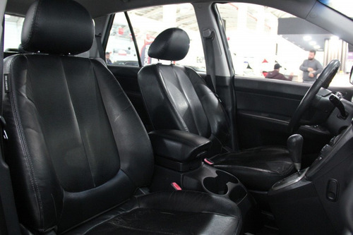 Imagem 10 de 15 de Kia Carens 2.0 Ex 16v Gasolina 4p Automático 7 Lugares