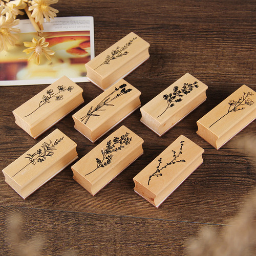 Set De 4 Flores Y Plantas En Pasto Elegante De Madera