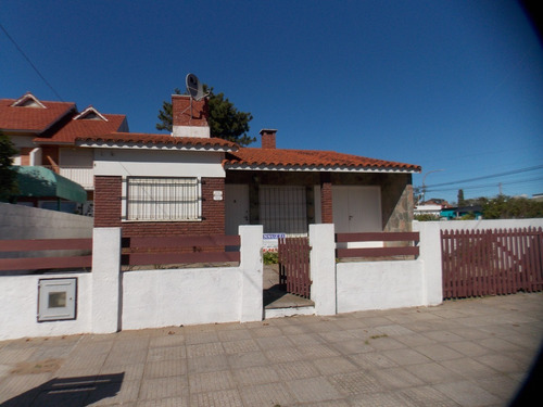 Hermoso Chalet (con Gas Natural) -a 1 1/2 Cuadra De La Playa -   Escucha Oferta-