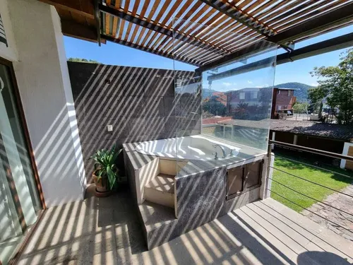 Casa Con Amplias Terrazas Y Jacuzzi En Venta