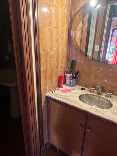 Casa En Planta Alta Con Locales En Pleno Barrio San Carlos