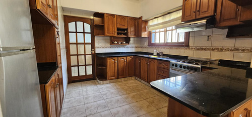 Casa Estilo Chalet 5 Ambientes Con Quincho, Pileta Y Cochera En Palomar