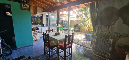 Casa Tipo Chalet De 5 Ambiente Con Gge Cubierto , Jardin,fondo , Quincho, 3 Baños, Desarrollada En 2 Plantas, Sobre Lote De 8.x 24 Mts