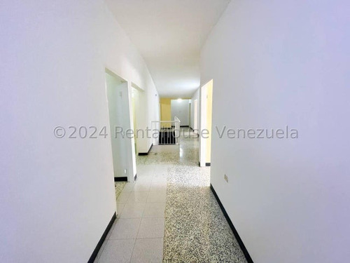 Casa Comercial En Alquiler Ubicada En Chuao