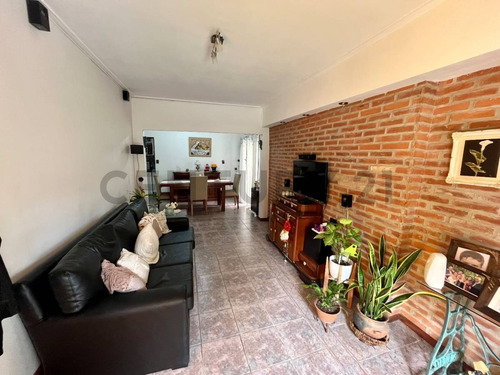 Calle 138 E/ 50 Y 52 - Casa De 3 Dormitorios A La Venta Con Parque