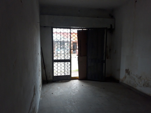 Local Comercial Con Baño Y Vidriera.-
