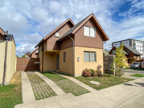 Arriendo De Hermosa Casa Amoblada En Condominio Los Encinos.