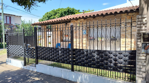 Venta - Chalet En Ph 3 Amb Con Jardin Y Cochera! Banfield