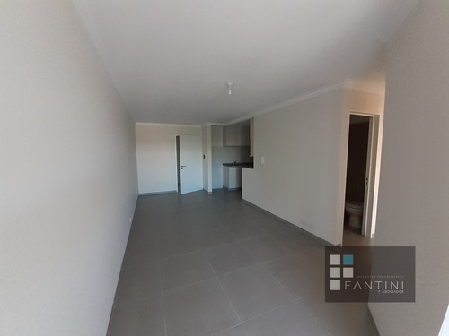 Casagrande // 1 Dorm // Cochera // Bº Jardín // Balcón // Piso Medio