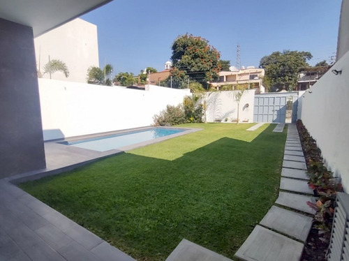 Casa Minimalista En Un Solo Nivel En Venta, En Brisas De Cuernavaca