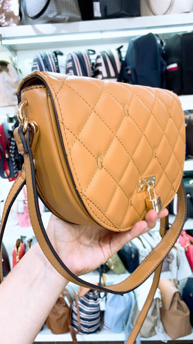 Bolso Cross Guess Mod. Vg915921 Color Camel Diseño Acolchado