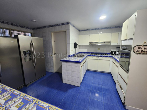 Sebucán !! Hermoso Ph Duplex Con Precio De Oportunidad, 310 M2, 4 Hab., 4 Baños, 3 Pe, Fabulosa Terraza, Sólo Para Actualizar Cocina Y Baños. Edf. Con Buen Mantenimiento, Piscina, Parrillera Y Más....
