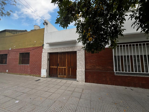 Venta De Casa En Parque Avellaneda.