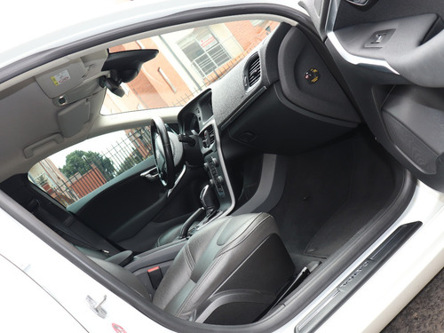Imagen 14 de 25 de Volvo V40 T4 Kinetic At 1.6 Turbo 2015-blanco-placa 6 Bogotá