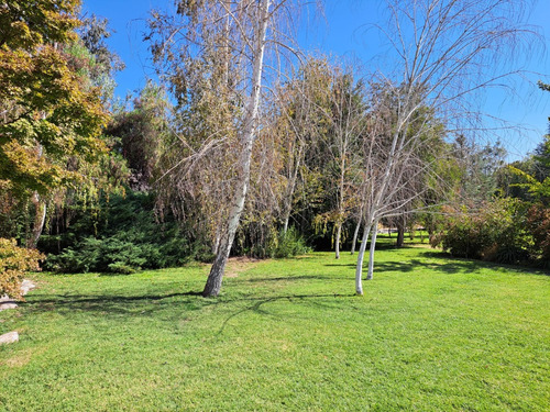 Hermosa Casa Provenzal, Con Lindo Jardín. Chicureo Poniente.