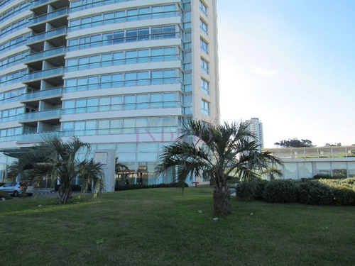 Imagen 17 de 30 de Sobre Playa Brava Se Encuentra La Tercera Torre Le Parc, Dueña De Las Mejores Vistas De La Ciudad