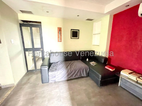 Amplia Y Cómoda Casa En Venta Al Oeste De La Ciudad, Posee Gran Distribución Interna Para El Disfrute De Tu Familia
