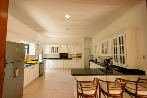 Vendo Magnífica Villa En Metro Country Club, Una Mansión De Lujo En Juan Dolió, República Dominicana