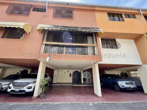 Hermoso Town House Remodelado Y Amoblado En Venta De 260mts² En Los Chorros