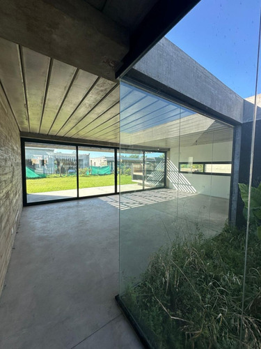Moderna Casa De Diseño A Estrenar. Muy Luminosa. Diseño Minimalista. En 1 Sola Planta. Materiales Nobles Y De 1ra Calidad Excelente Relación U$ X M2. Deja De Imaginar Lo Q Soñas Y Compralo. Sta Emilia