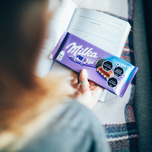 Imagen 2 de 7 de Chocolate Milka® Relleno Con Oreo Y Crema Barra 100 G