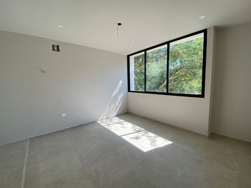 Casa En Venta De 3 Recamaras Con Cuarto De Servicio Ubicada En Montes De Ame.